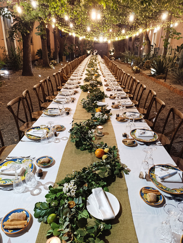 Scorcio del Viale Alberato del Maniero Country House, con tavolo centrale apparecchiato per ricevimento